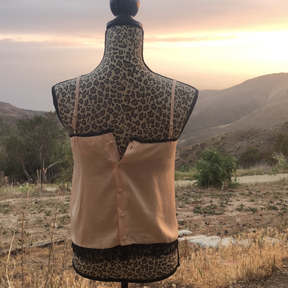 Buttoned chemise lace top with an edge. 32A-C-34C - Picture 3 of 5